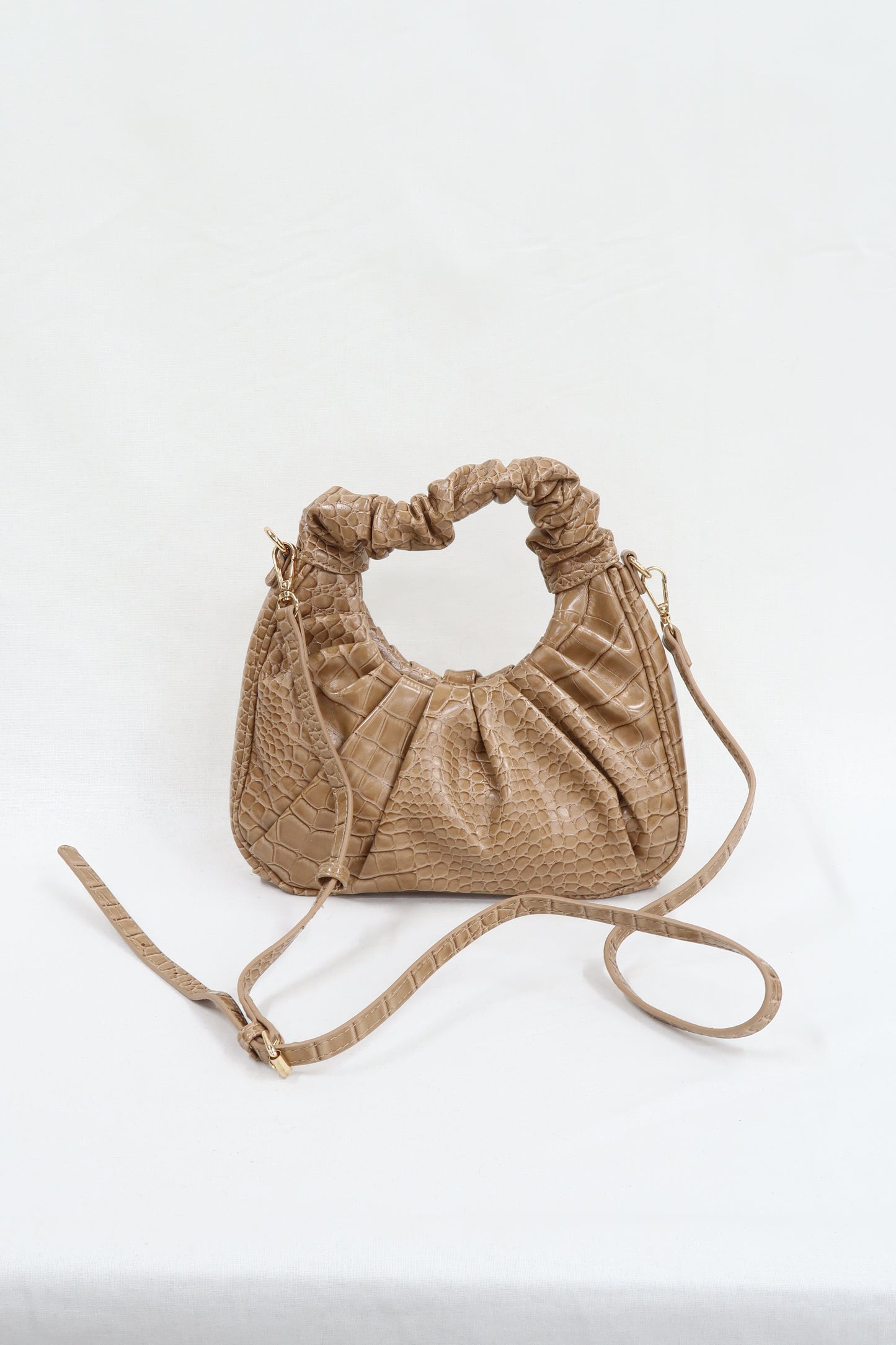 Sac à main avec fine bandoulière motif croco beige