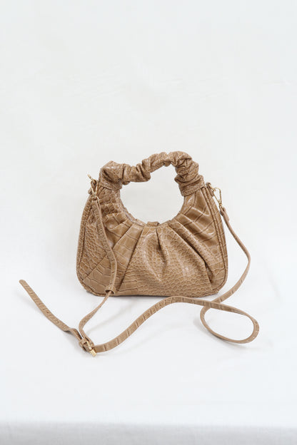 Sac à main avec fine bandoulière motif croco beige