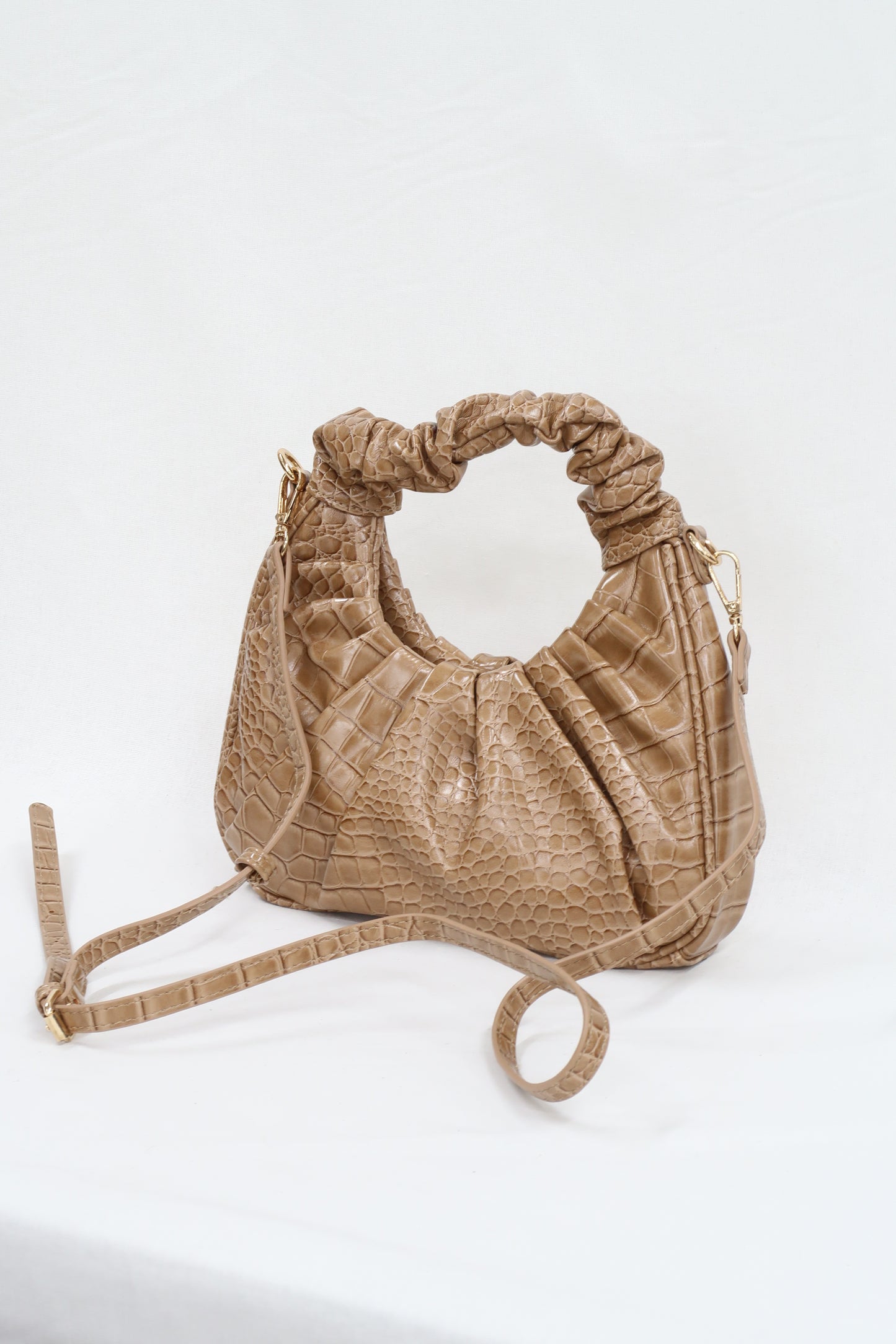 Sac à main avec fine bandoulière motif croco beige