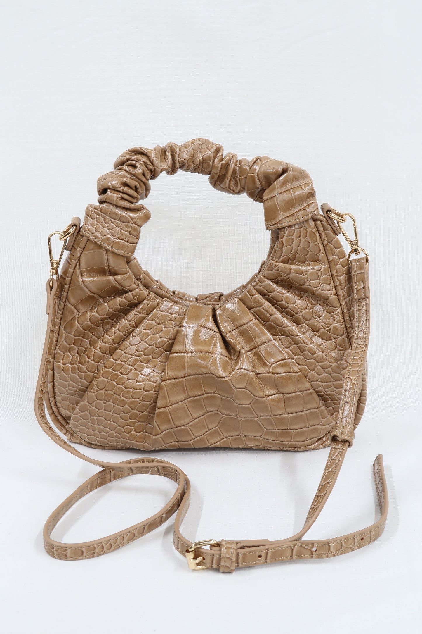 Sac à main avec fine bandoulière motif croco beige