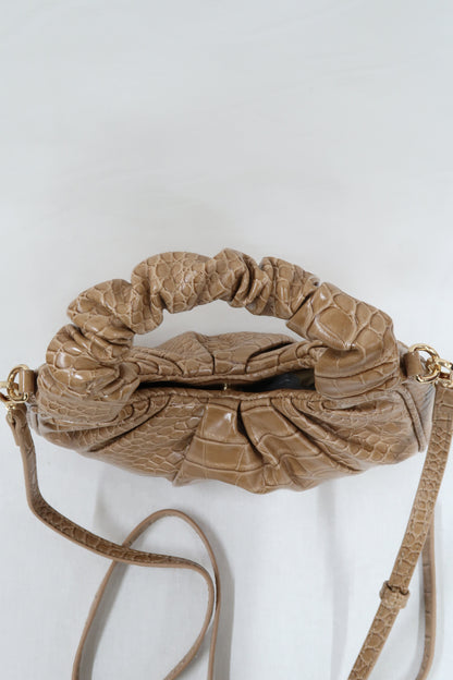 Sac à main avec fine bandoulière motif croco beige