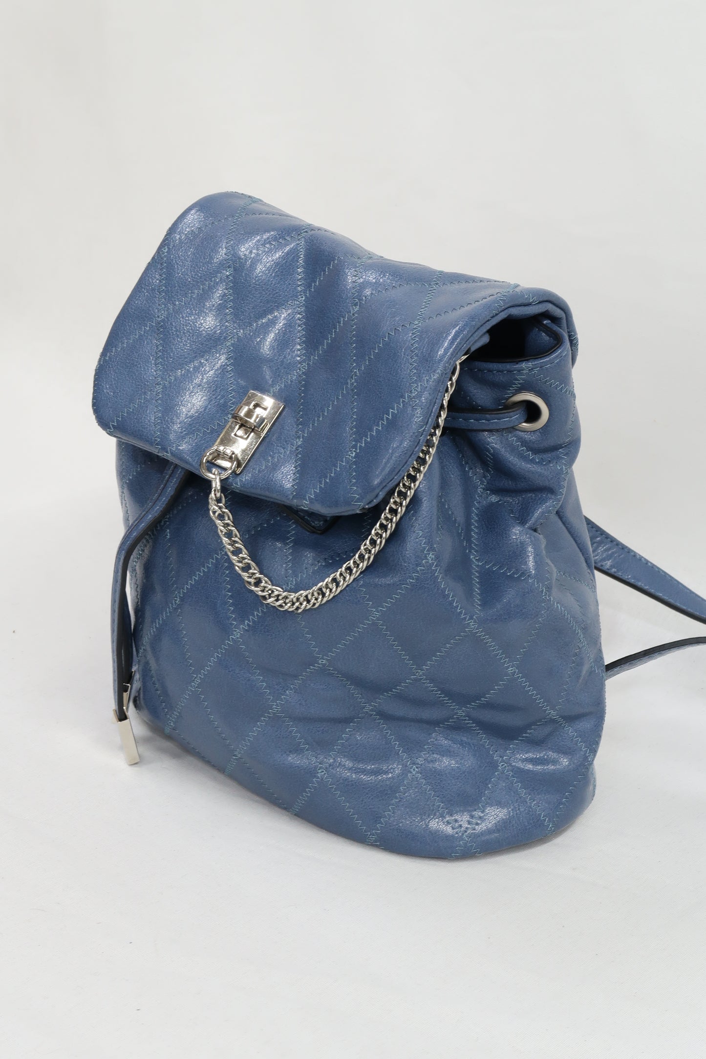 Sac à dos bleu avec chaine argent