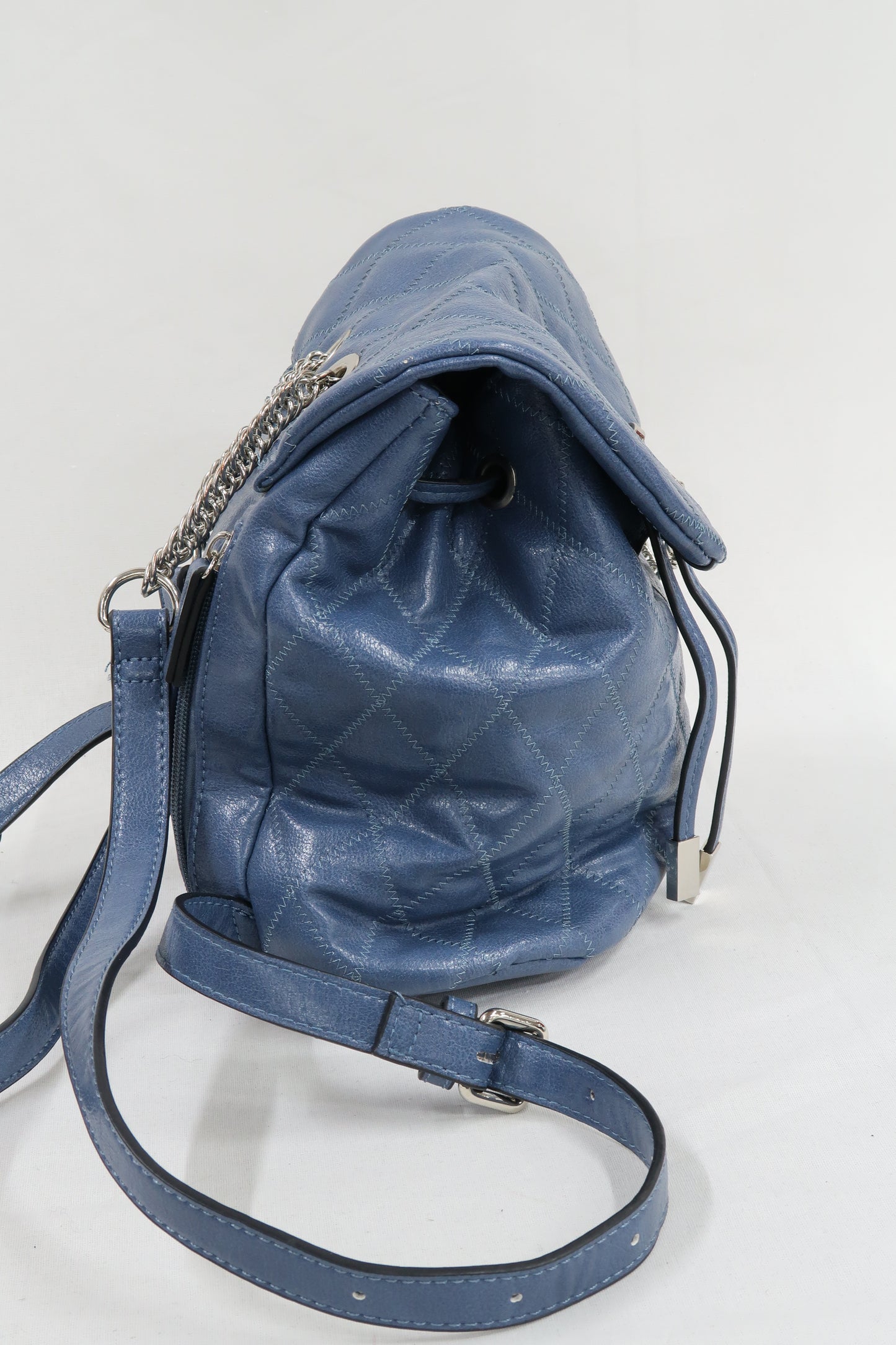 Sac à dos bleu avec chaine argent