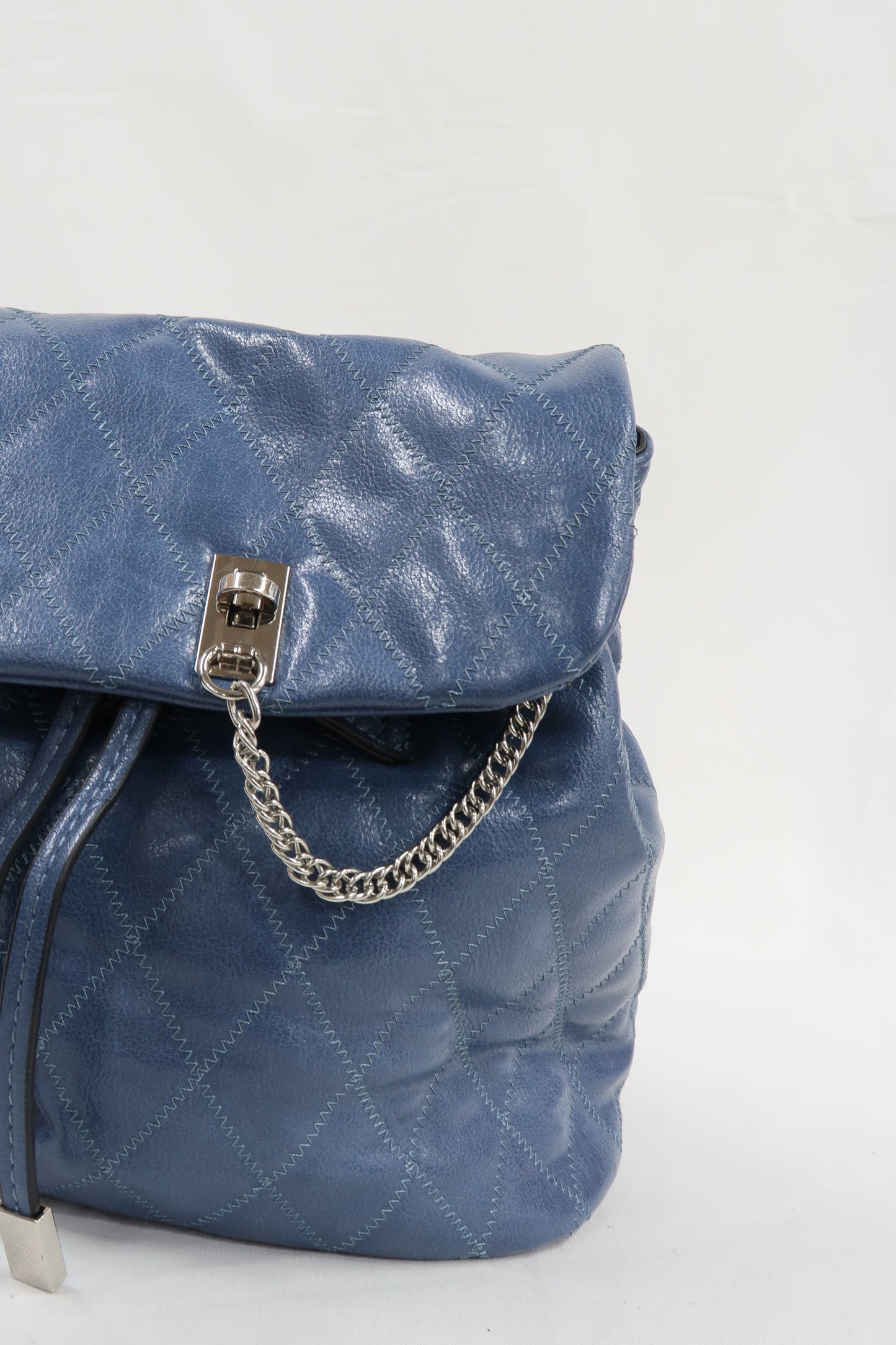 Sac à dos bleu avec chaine argent