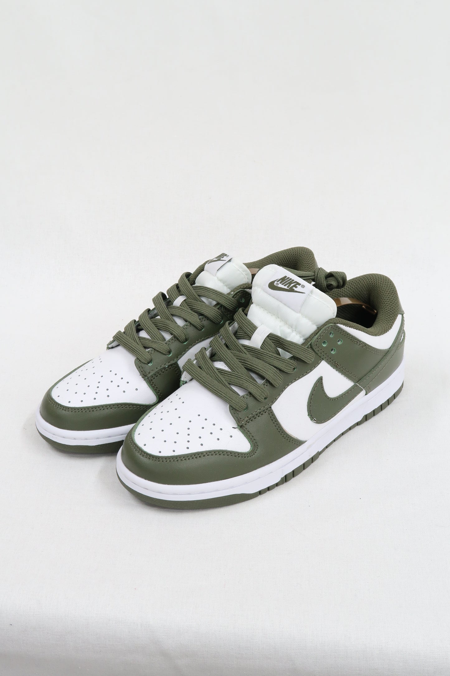 Baskets Nike dunk low khaki & blanches - 40