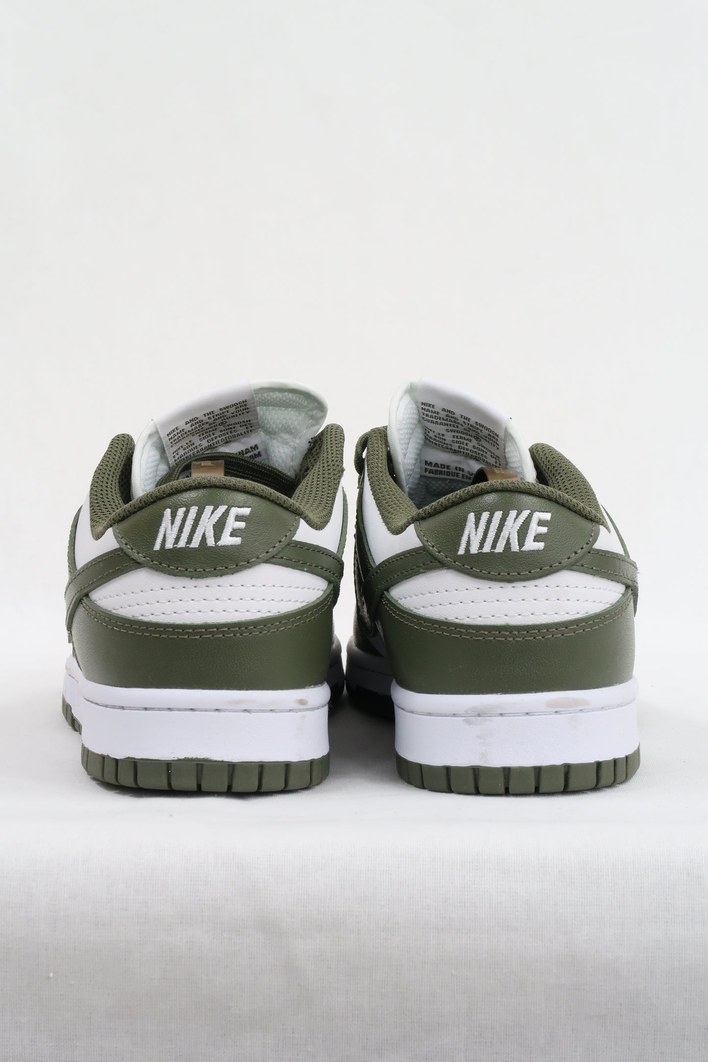 Baskets Nike dunk low khaki & blanches - 40