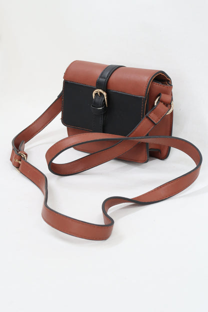 Petit sac carré en cuir marron et noir à bandoulière