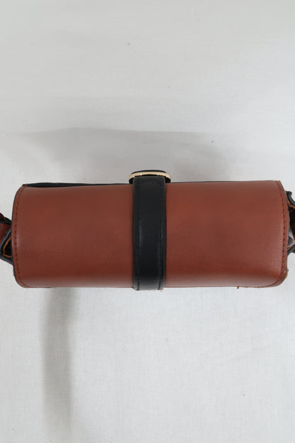 Petit sac carré en cuir marron et noir à bandoulière