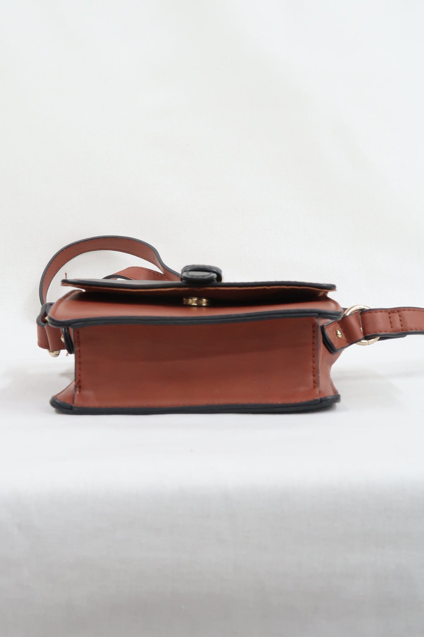 Petit sac carré en cuir marron et noir à bandoulière